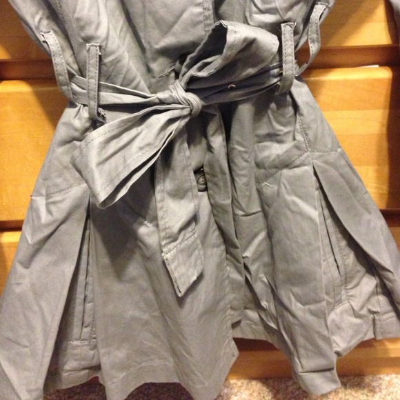 Adorable light peplum style trench - Picture 4 of 4